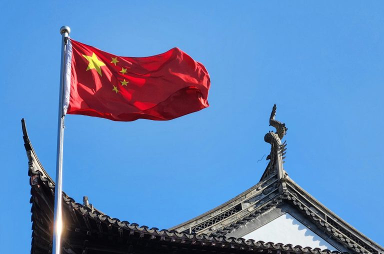 noyb klagt, weil sie eure Daten frei Haus nach China senden